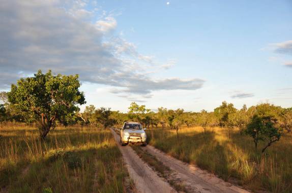 Cruzando o cerrado próximo à Riachão, na Chapada das Mesas - MA